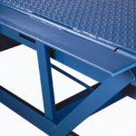 Full width rear hinge for dock leveler